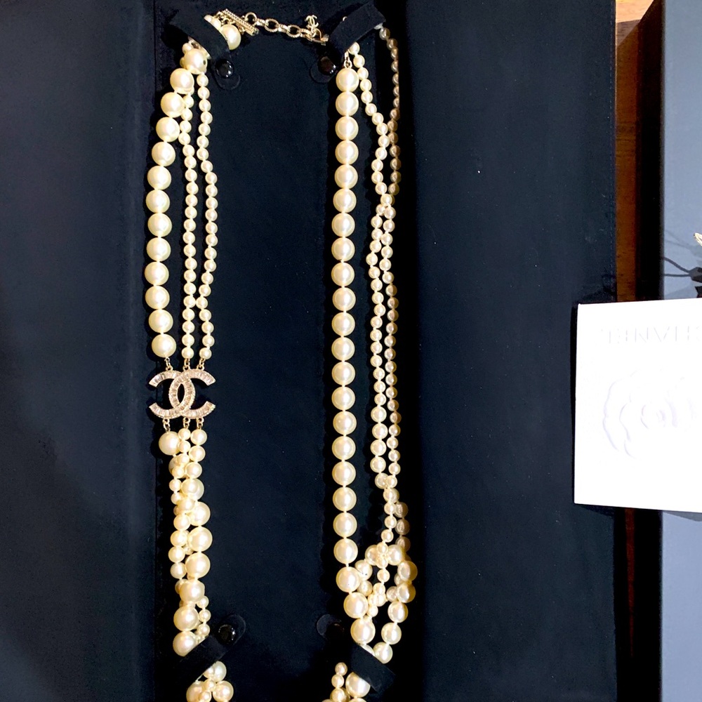 Chanel neckless . Used only once.